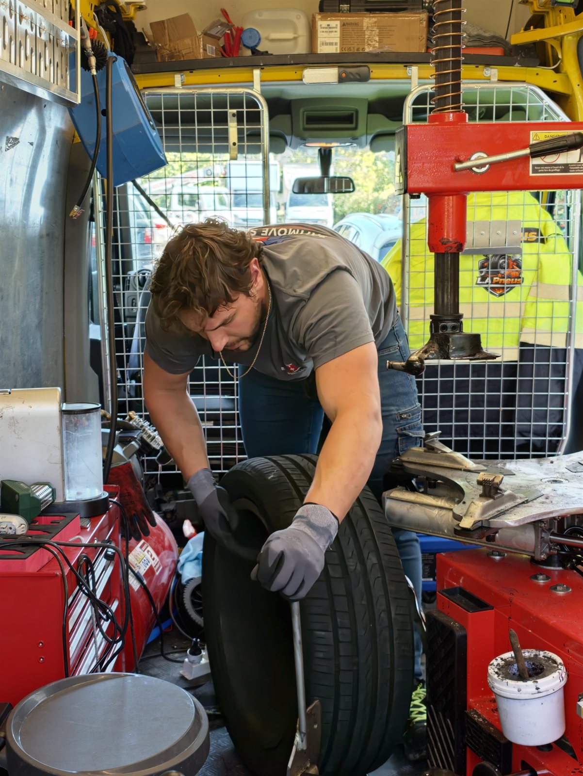 Montage et équilibrage d'un pneu neuf dans le van atelier mobile à Genève et Vaud